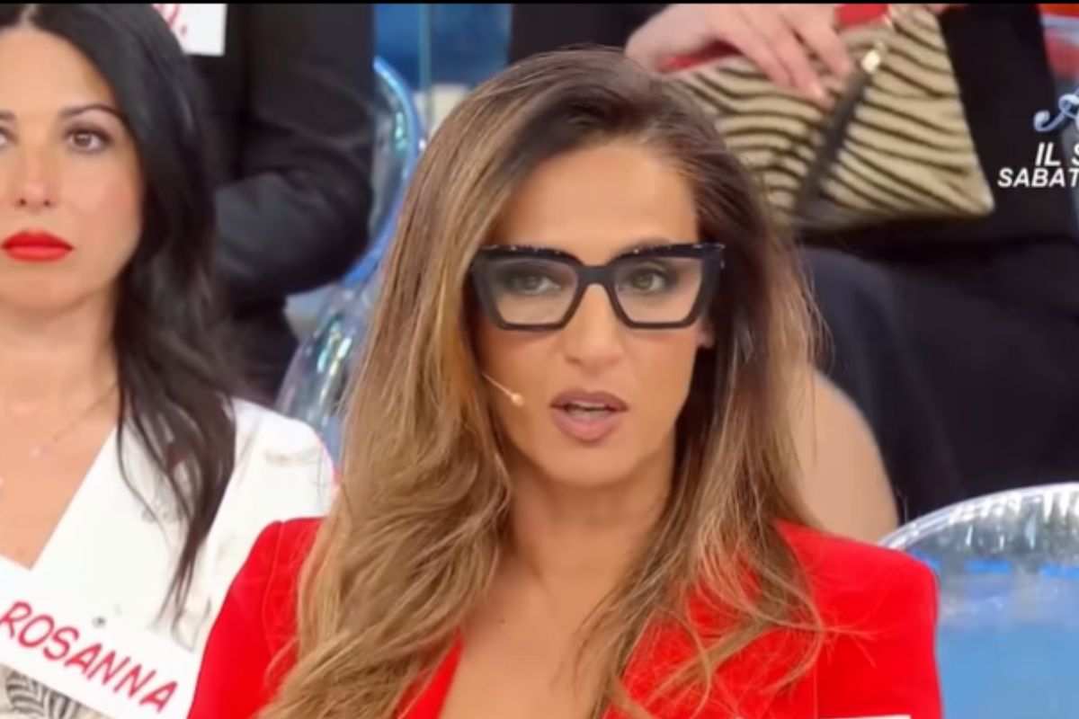 Elisabetta Gigante al centro dello studio nella puntata di oggi 20 aprile