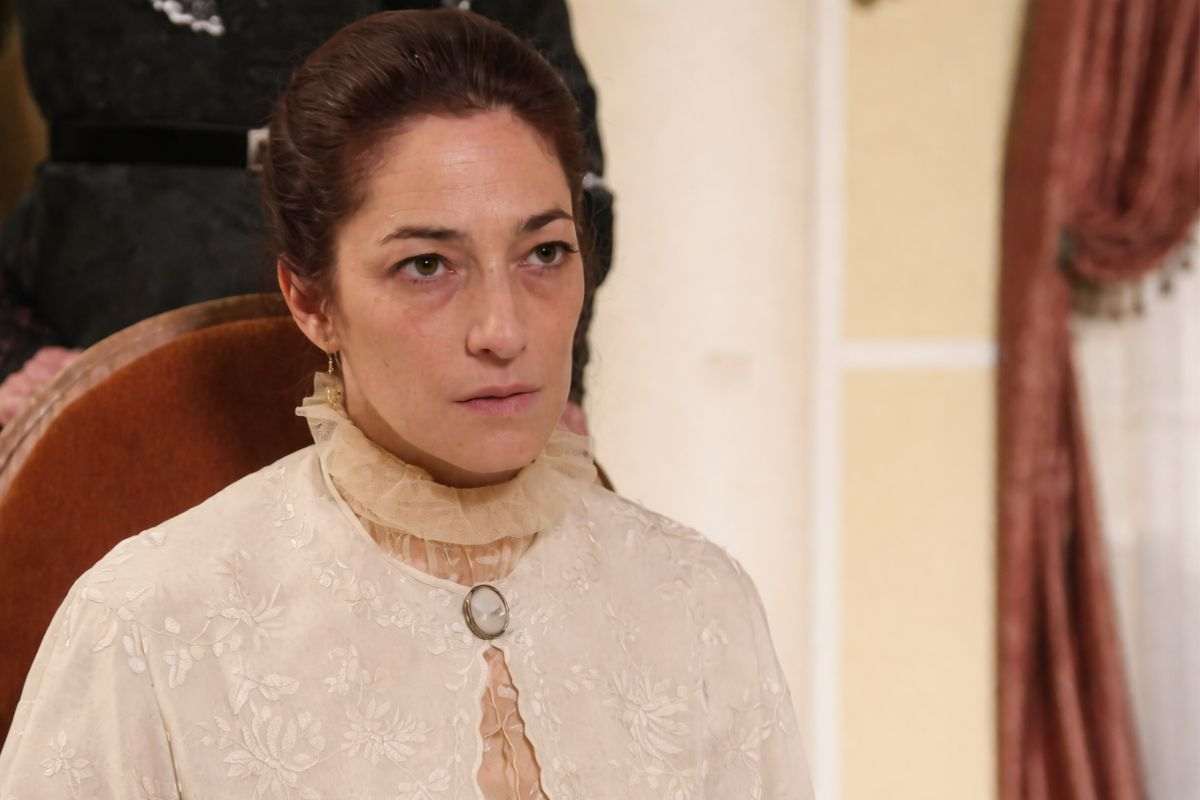 La Promessa, follia al battesimo: Eugenia rapisce il piccolo Andres e si lancia nel vuoto. Il tragico finale