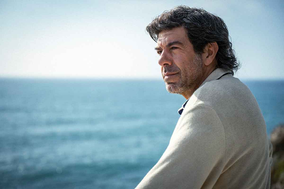 Il Maestro su Sky: Favino straordinario in un film che parla di perdenti, padri e di un’estate irripetibile