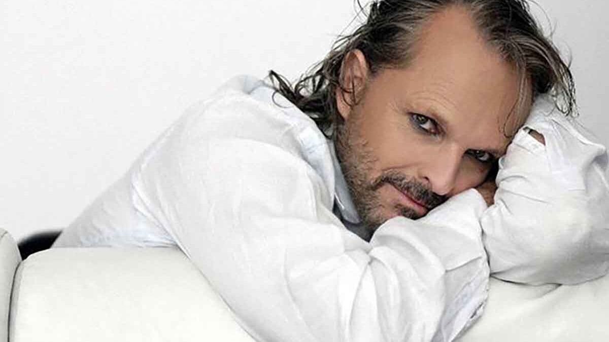 Miguel Bosé compie 70 anni: il cantante che ha conquistato l’Italia e che ha scelto la controversia come stile di vita