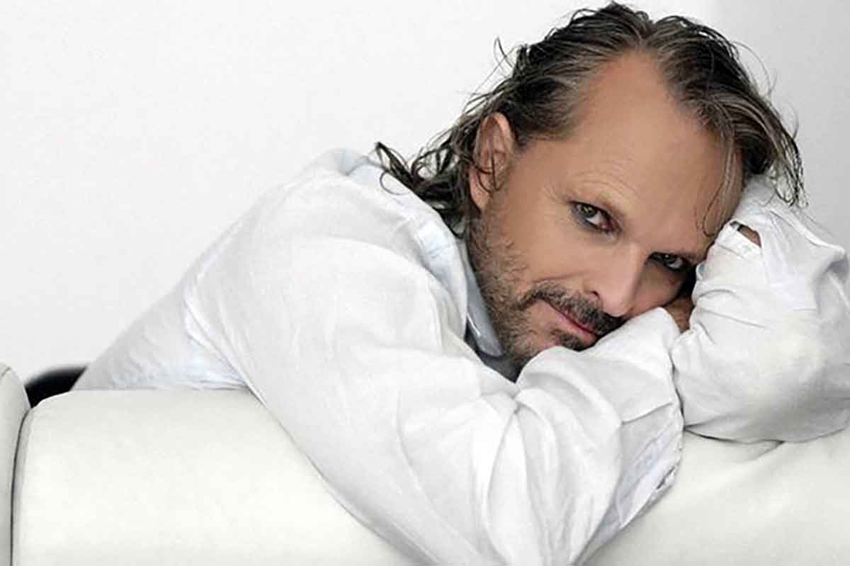 Miguel Bosé compie 70 anni: il cantante che ha conquistato l’Italia e che ha scelto la controversia come stile di vita
