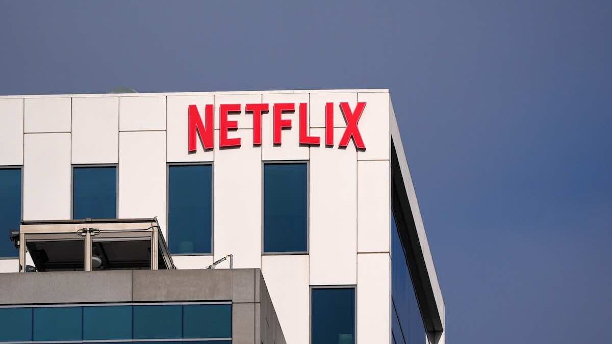 Netflix, Reed Hastings esce di scena dopo quasi 30 anni: l’addio del co-fondatore apre alle sfide aziendali del prossimo futuro