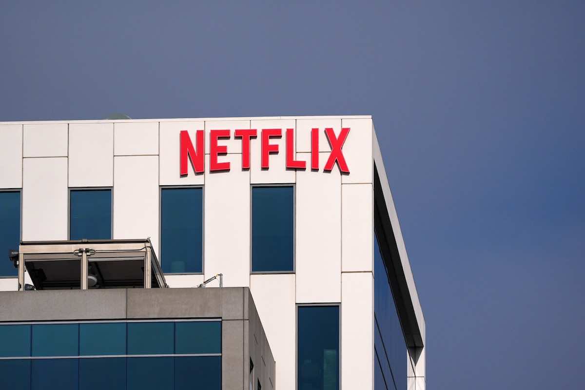 Netflix, Reed Hastings esce di scena dopo quasi 30 anni: l’addio del co-fondatore apre alle sfide aziendali del prossimo futuro