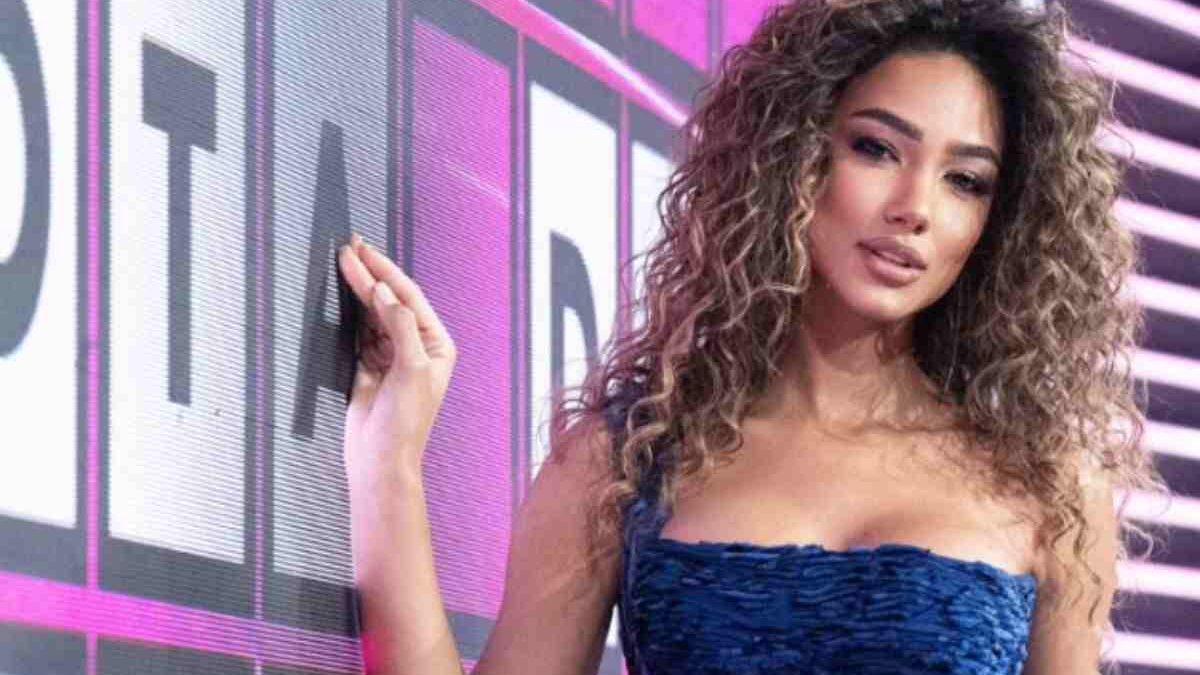 Samira Lui “sostituita” a La Ruota della Fortuna. Gerry Scotti presenta la nuova co conduttrice (e il web esplode per la gag)