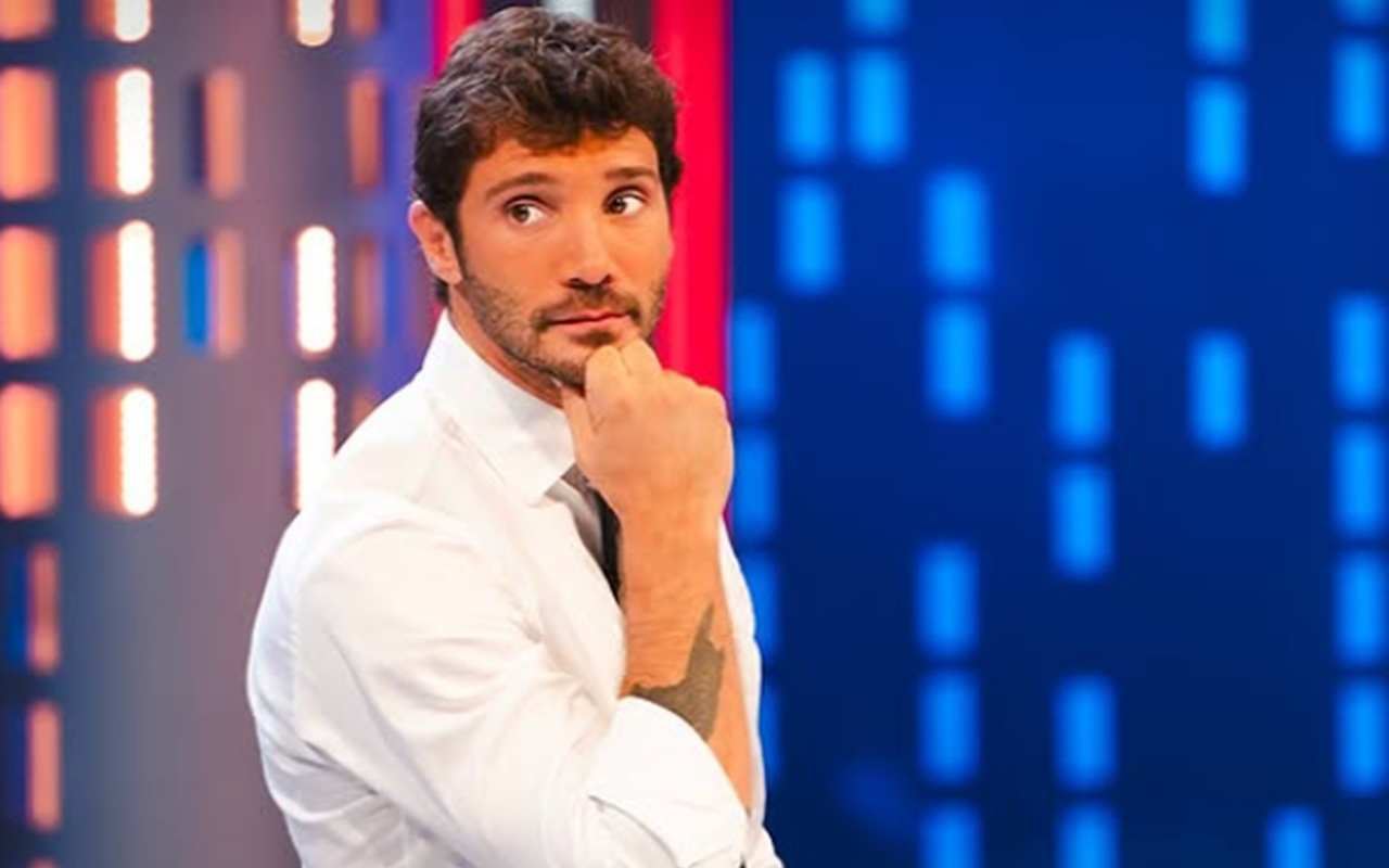 Primo piano di Stefano De Martino ad Affari Tuoi