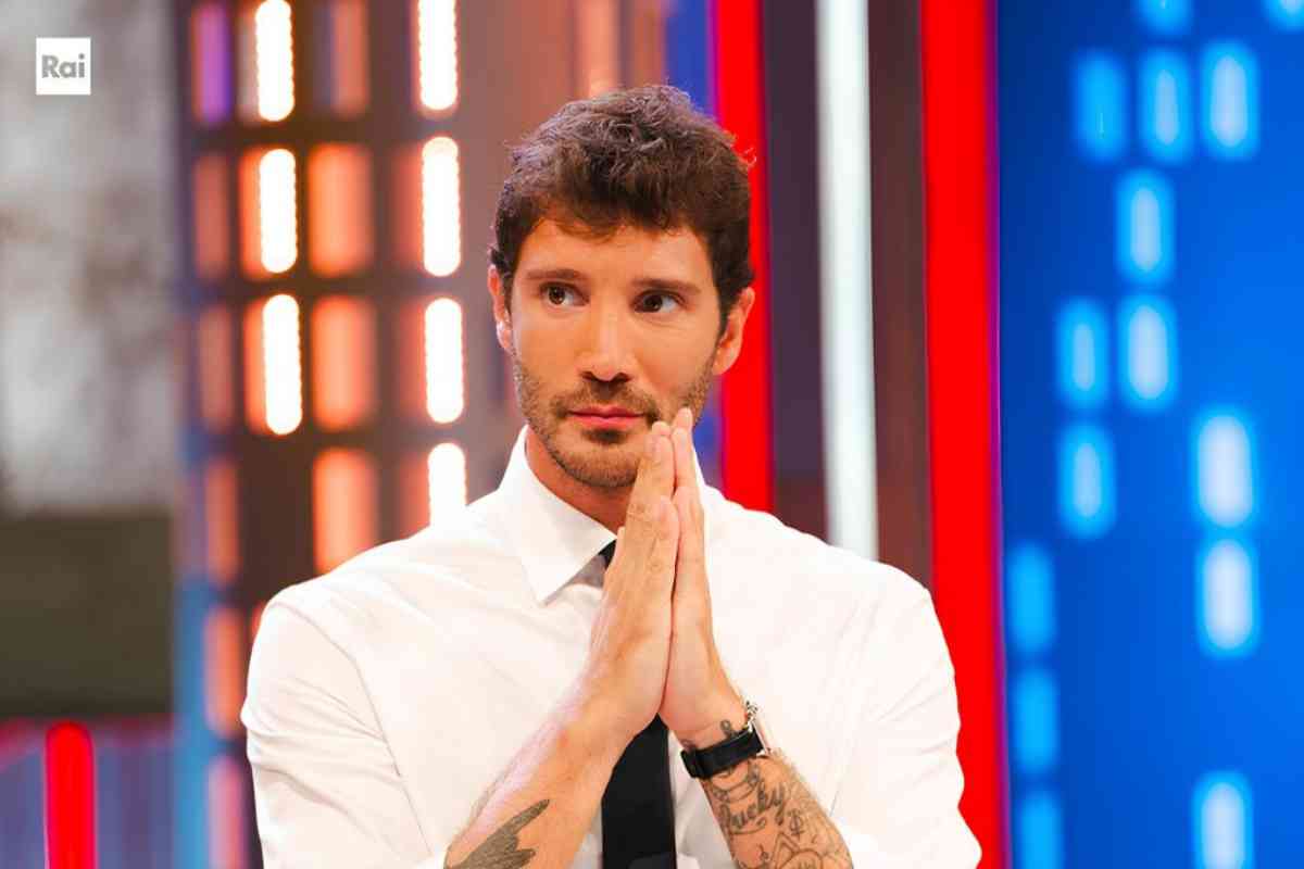 Stefano De Martino primo piano nello studio di Affari Tuoi