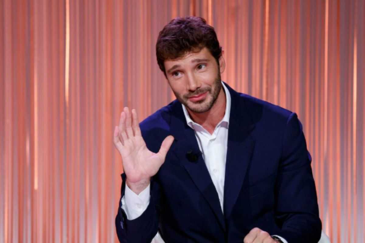 Incidente hot per Stefano De Martino a Stasera Tutto è possibile. Il video (tutto da ridere)