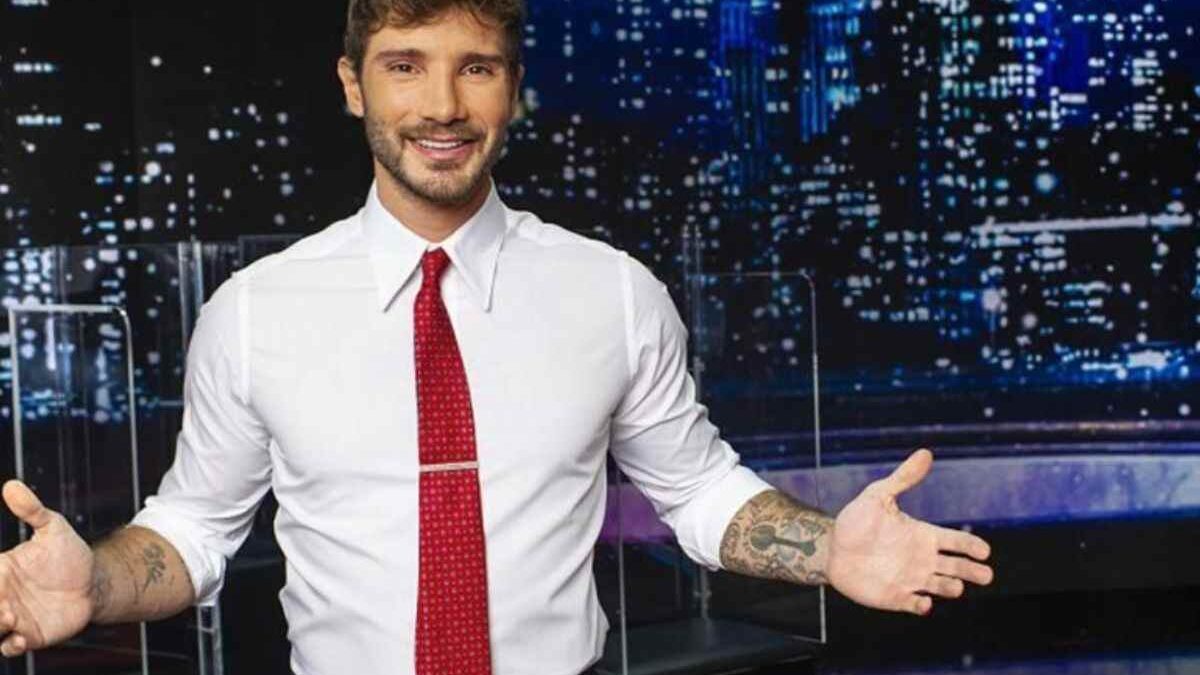 Affari Tuoi, De Martino lascia: ecco chi hanno scelto per sostituirlo. La mossa della Rai è inaspettata.