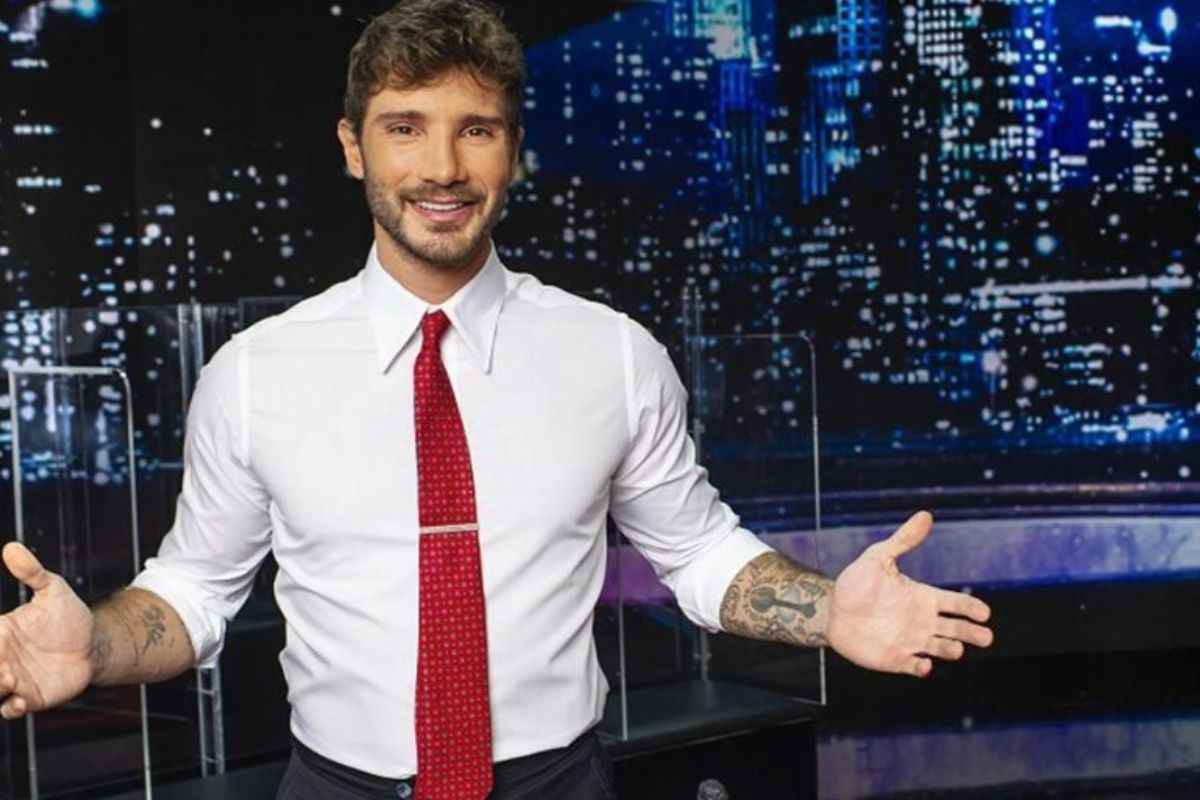 Affari Tuoi, De Martino lascia: ecco chi hanno scelto per sostituirlo. La mossa della Rai è inaspettata.