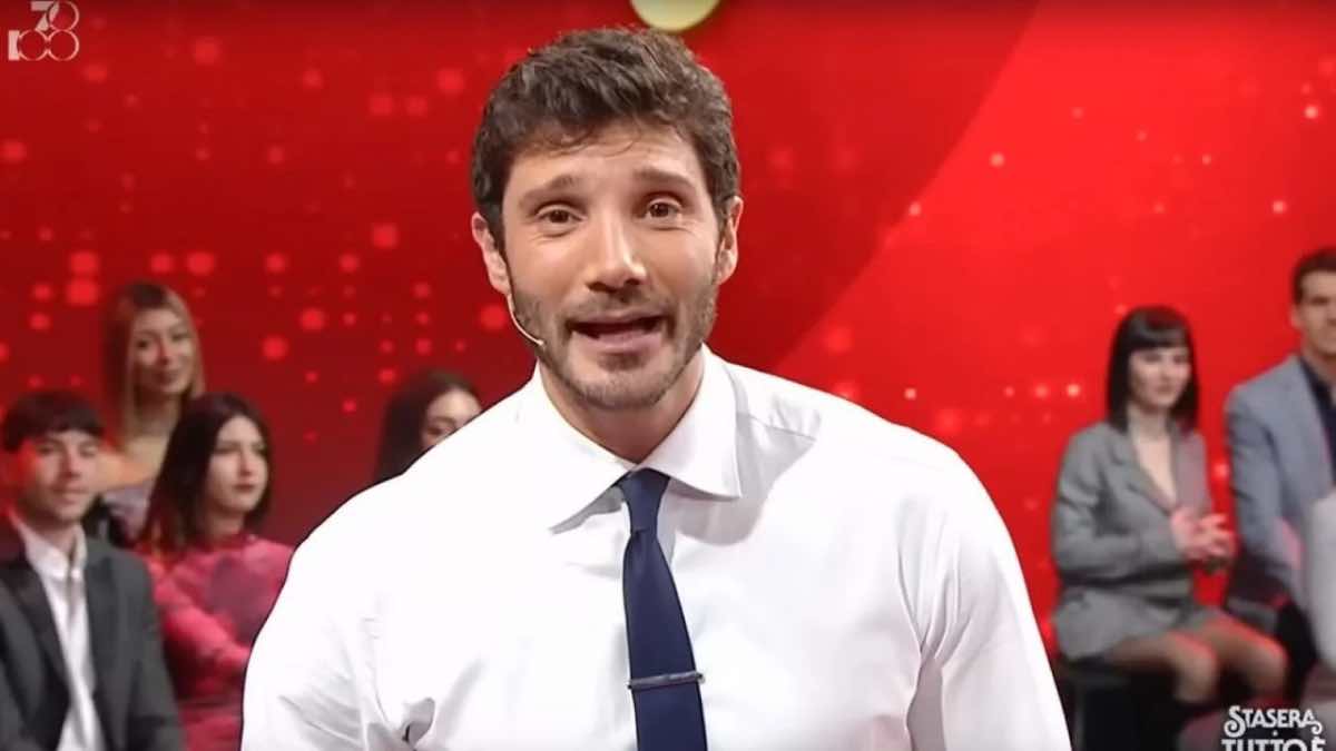 Stefano De Martino e i saluti per l'ultima puntata di Stasera Tutto È Possibile