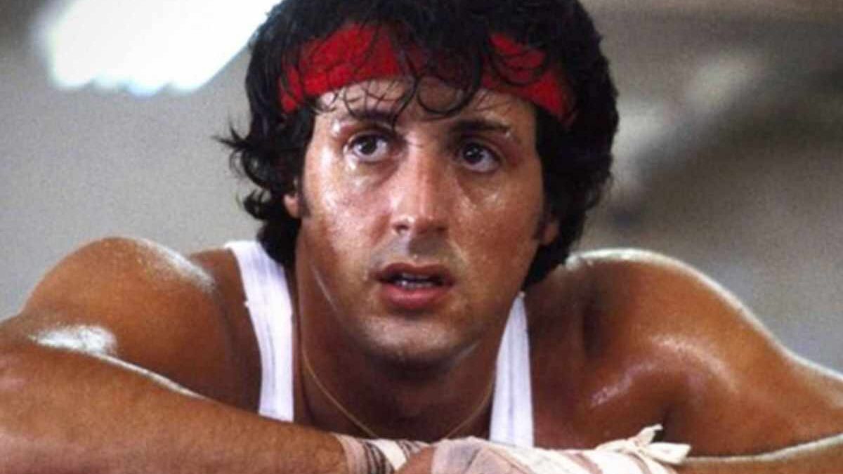Com’è diventato Sylvester Stallone, l’attore stravolto dalla chirurgia. La paralisi facciale e la vita privata, cosa fa oggi a 80 anni