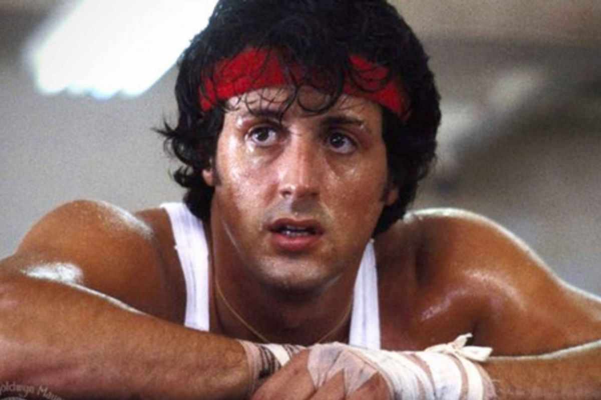 Com’è diventato Sylvester Stallone, l’attore stravolto dalla chirurgia. La paralisi facciale e la vita privata, cosa fa oggi a 80 anni