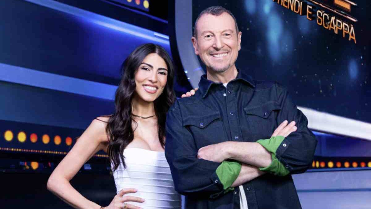 Incidente in studio a The Cage, attimi di paura per Amadeus: al reazione del conduttore