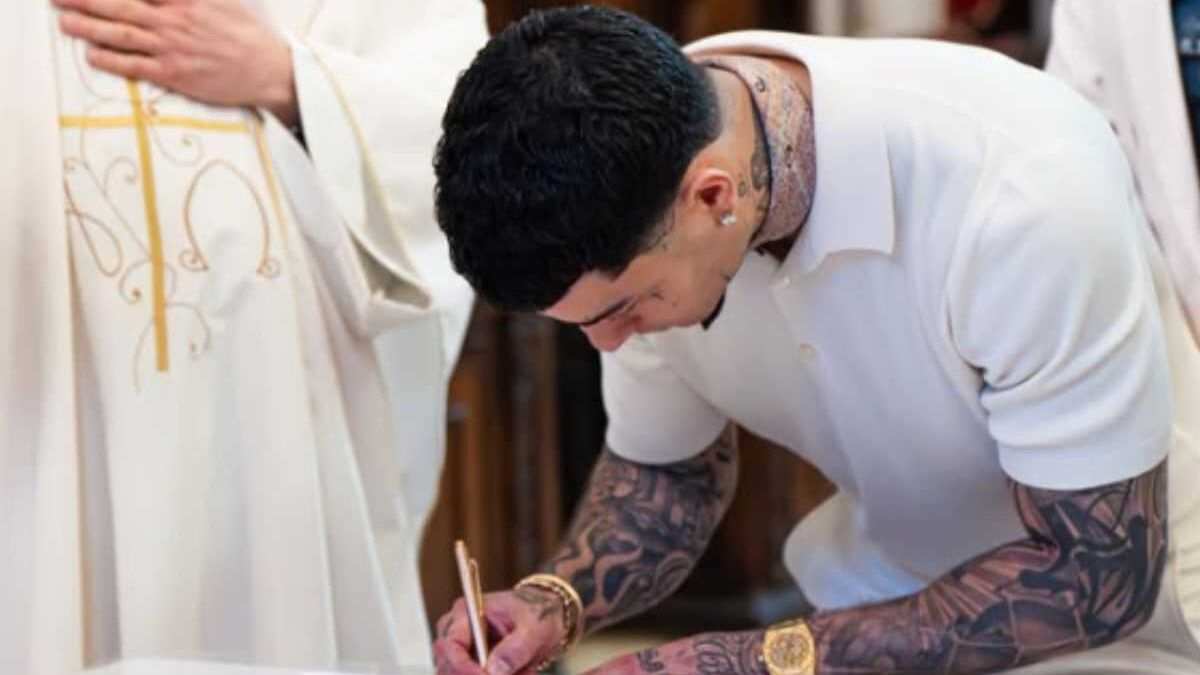 Tony Effe al battesimo della figlia con l’orologio a tre cifre: l’accessorio super costoso