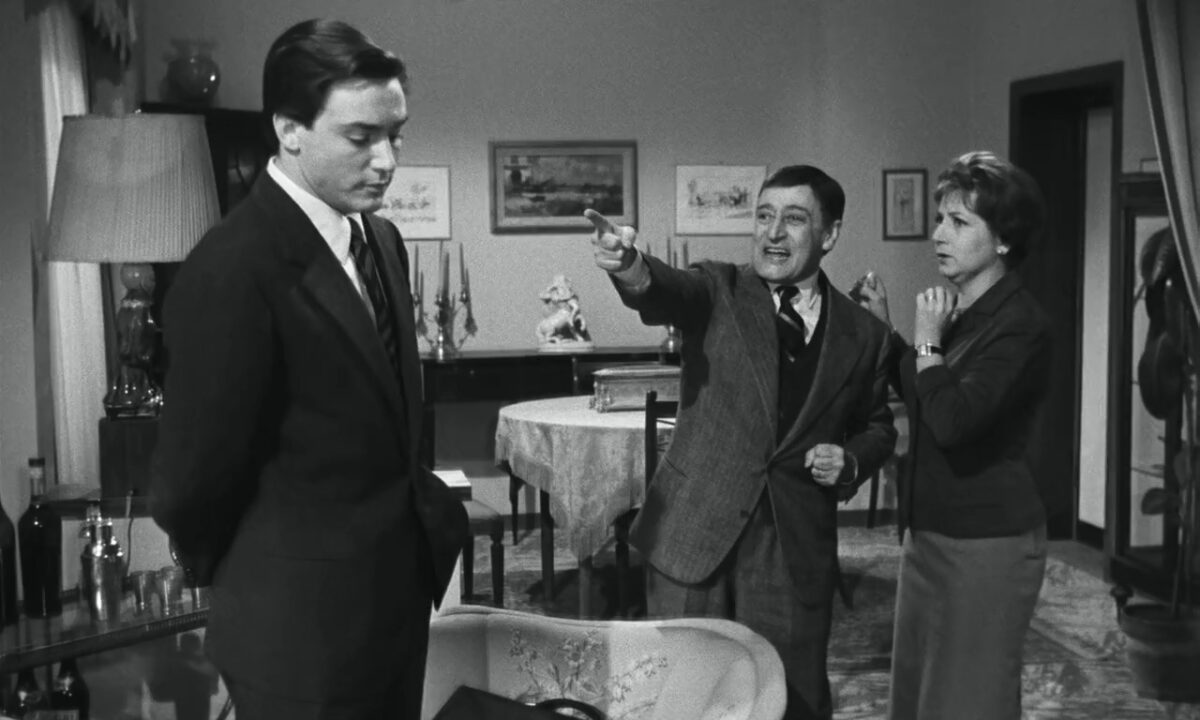 Totò in una immagine del film "I Tartassati". Il Sig. Pezzella possiede e un noto negozio di abbigliamento di lusso. Non ritiene giusto pagare le tasse e quindi si avvale di un consulente fiscale per poter evaderle