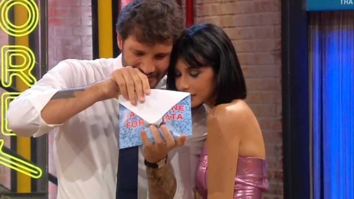 Affari Tuoi diventa bollente: il siparietto piccante di Stefano De Martino