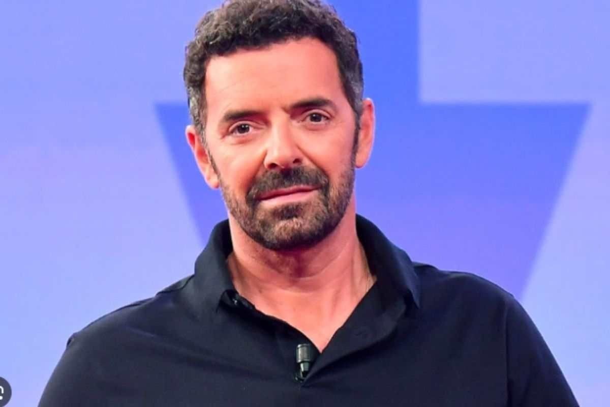 Primo piano di Alberto Matano nello studio de La Vita in Diretta