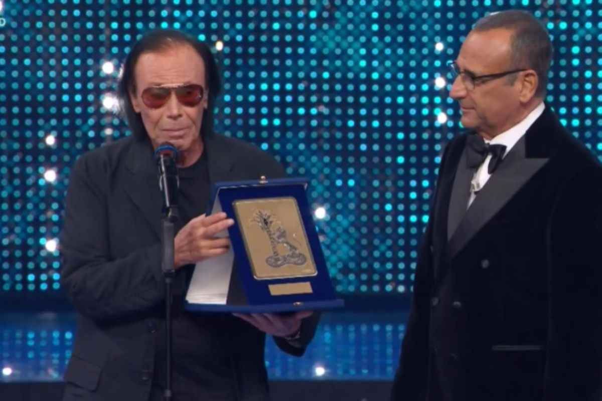 Antonello Venditti ritira premio alla carriera da Carlo Conti
