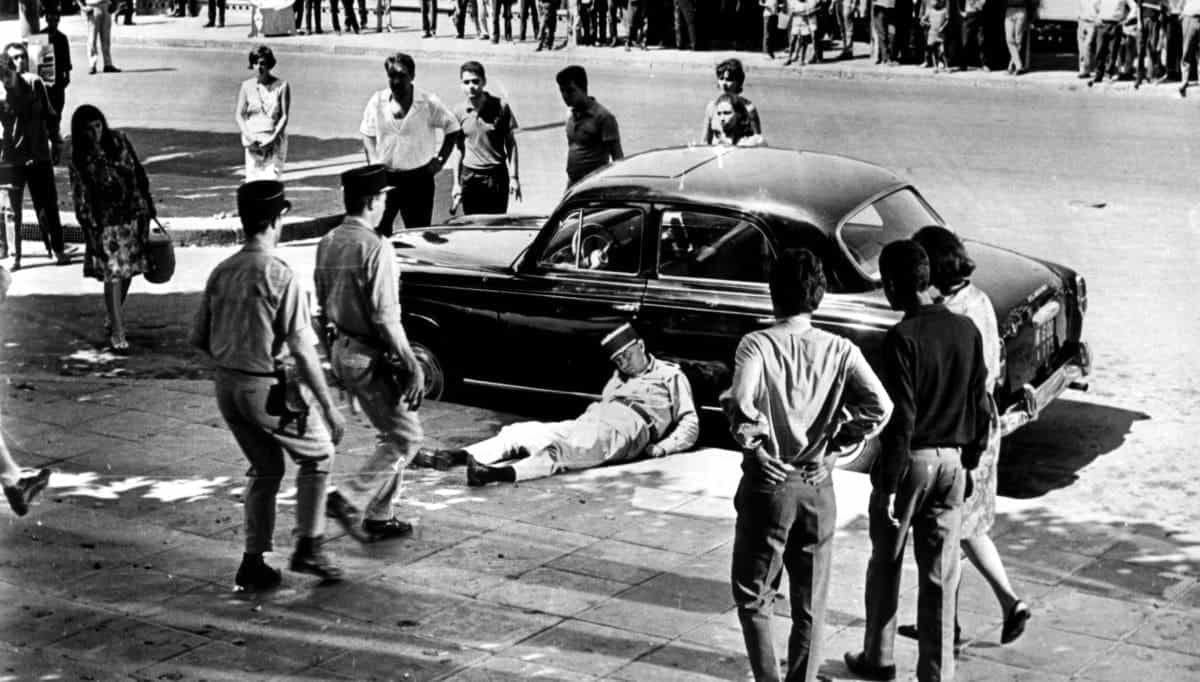 Una drammatica inquadratura in bianco e nero tratta dal film La battaglia di Algeri diretto da Gillo Pontecorvo.
