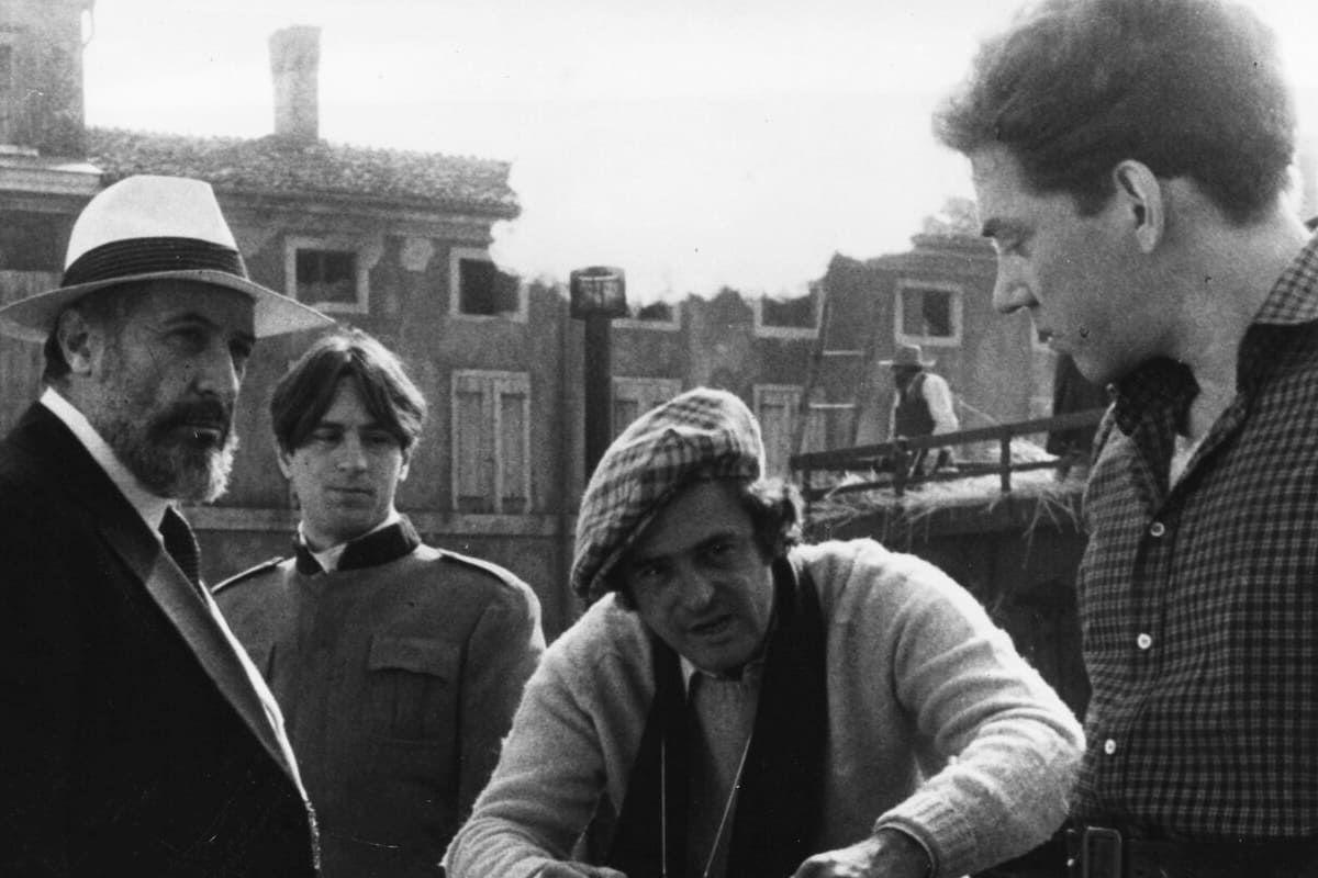 Bernardo Bertolucci sul set di Novecento in Emilia durante le riprese del 1974-1975