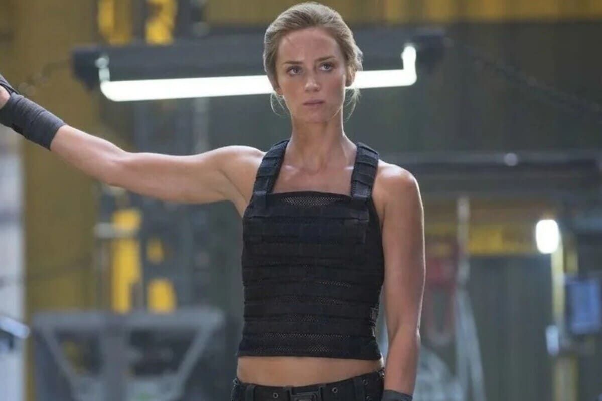Emily Blunt e Tom Cruise in una scena di Edge of Tomorrow mentre preme un interruttore in un capannone industriale