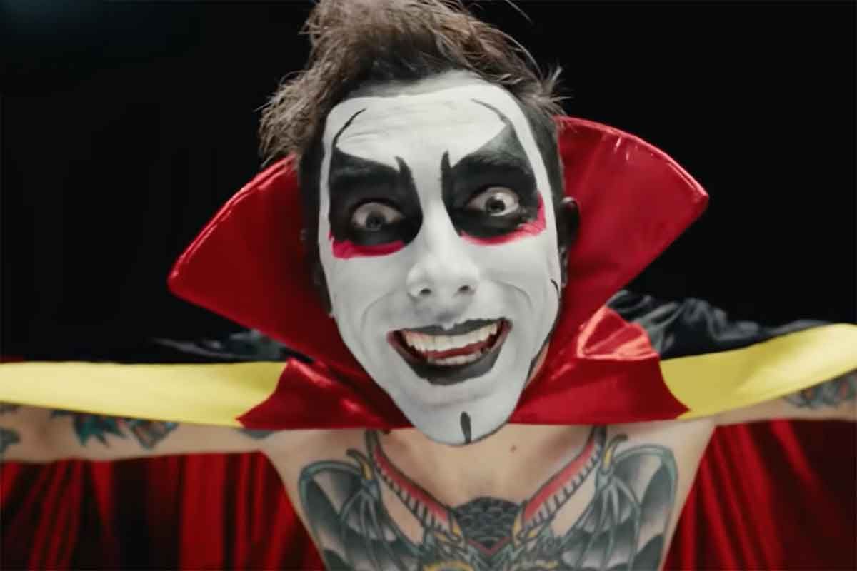 L’inganno della cadrega diventa virale per la WWE: Giovanni e Giacomo incontrano Danhausen nello spot di Clash in Italy | IL TRAILER