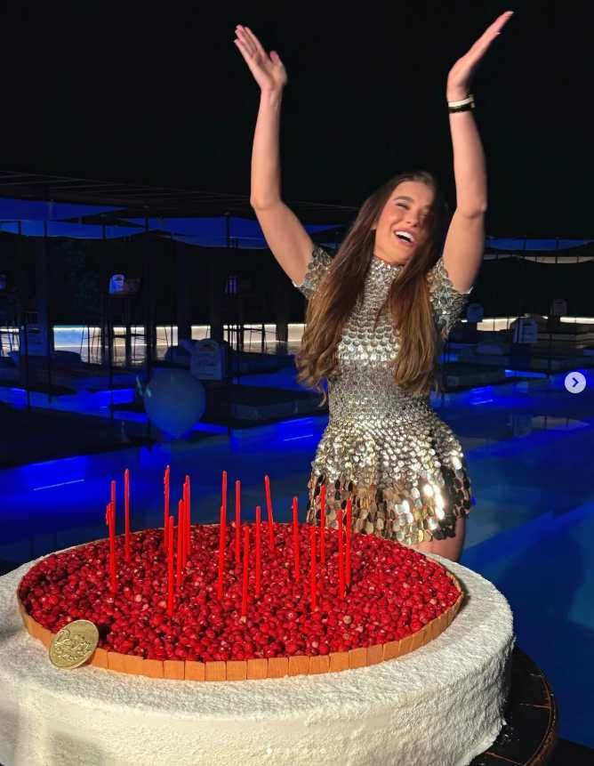 Chanel totti in una foto al suo party di compleanno davanti alla maxi torta