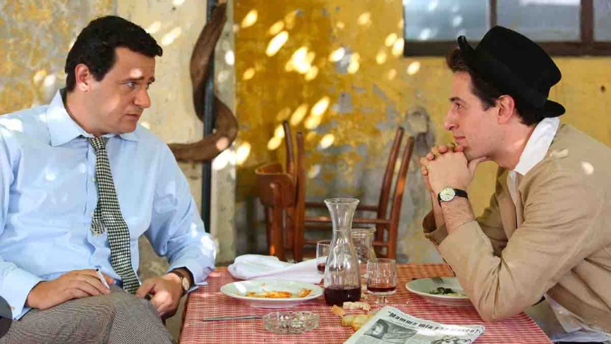 Alberto Sordi, raccontato da Luca Manfredi, è un tv movie al sapore di cinema d’autore: i motivi per rivederlo su RaiPlay