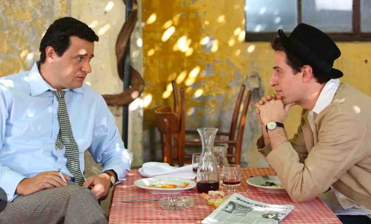 Alberto Sordi, raccontato da Luca Manfredi, è un tv movie al sapore di cinema d’autore: i motivi per rivederlo su RaiPlay