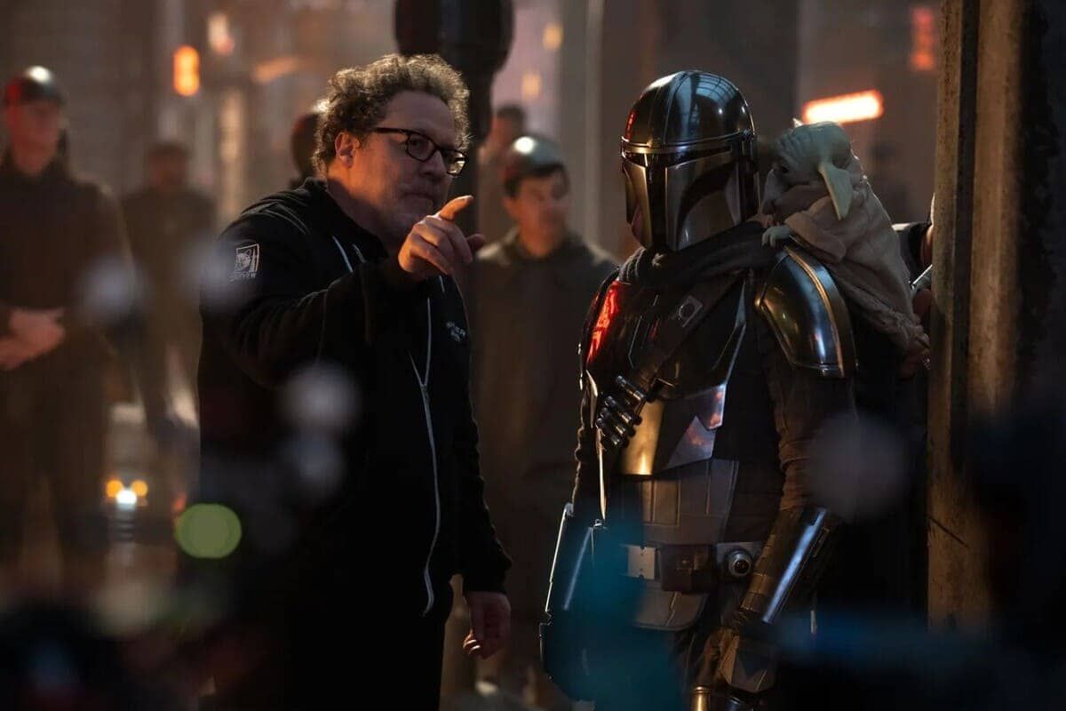 Jon Favreau durante le riprese di The Mandalorian and Grogu mentre parla con Pedro Pascal