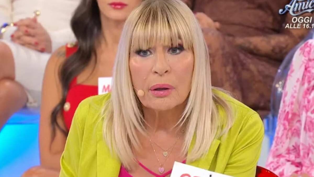 Gemma Galgani in minigonna e stivaloni: la dama sfida le rivali a Uomini e Donne
