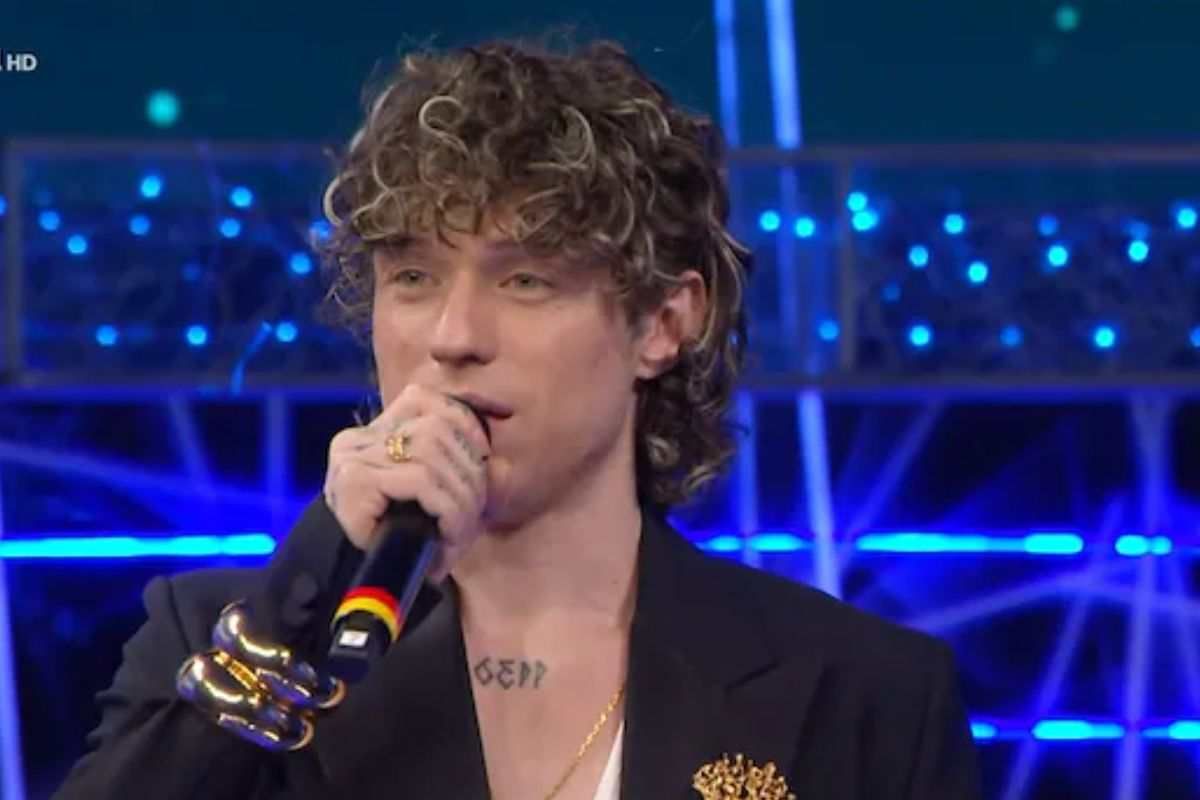 in foto primo piano di Irama