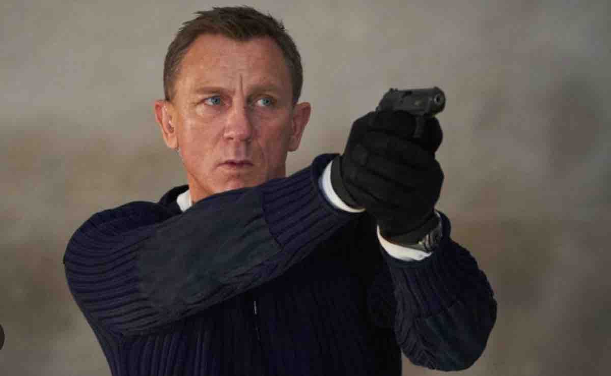 James Bond Daniel Craig sveste i panni dell'agente segreto
