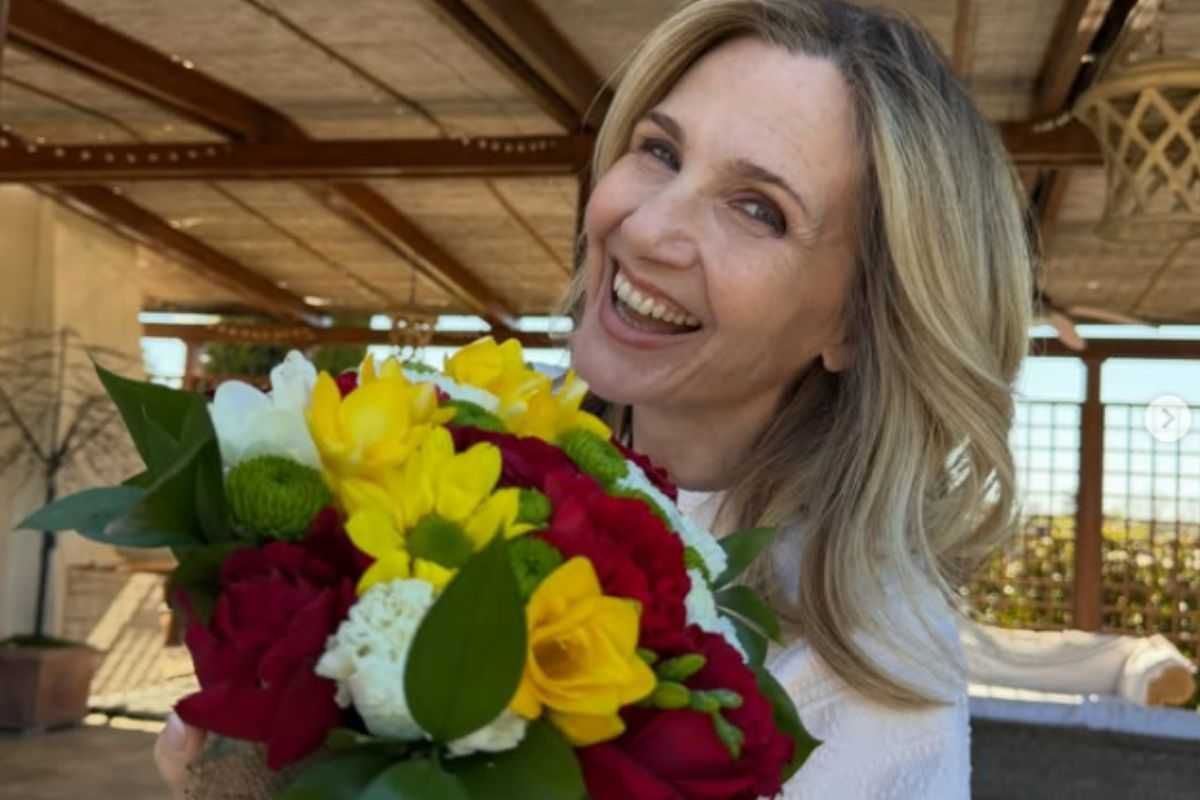 Cuccarini al matrimonio del figlio vestita così. E’ polemica, come si è presentata in Chiesa