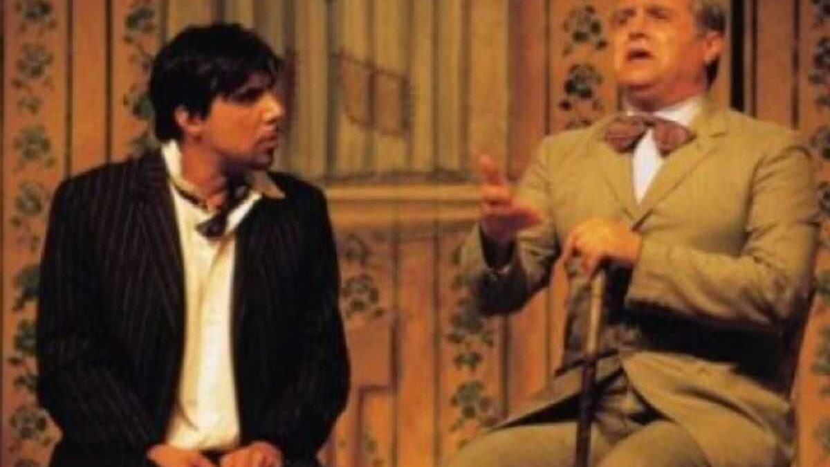 Trovato morto in casa e vegliato dal suo cagnolino. Lutto nel mondo del cinema: addio all’attore Vincenzo La Marca