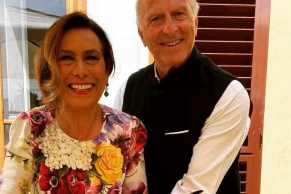 Cesara Buonamici e il marito sorridenti