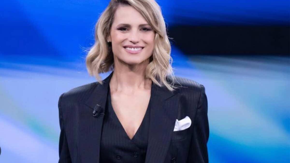 Super Karaoke, l’esordio slitta e la profezia di Fiorello (forse) si avvera: cosa succede al programma di Canale 5