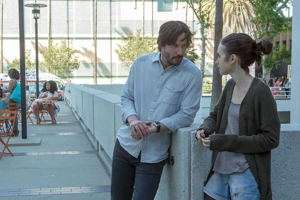 Lily Collins e Keanu Reeves in una scena di To the Bone su Netflix, il film del 2017 che ha riportato alla ribalta la citazione del dottor Beckham diventata virale sui social per la sua franchezza motivazionale