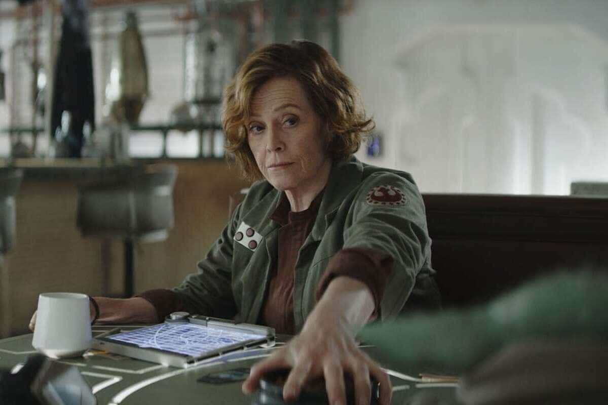 Sigourney Weaver nel ruolo del Colonnello Ward in The Mandalorian and Grogu, l'ufficiale della Nuova Repubblica che recluta Din Djarin e Grogu per "prevenire un'altra guerra" nel film Star Wars nelle sale dal 20 maggio 2026
