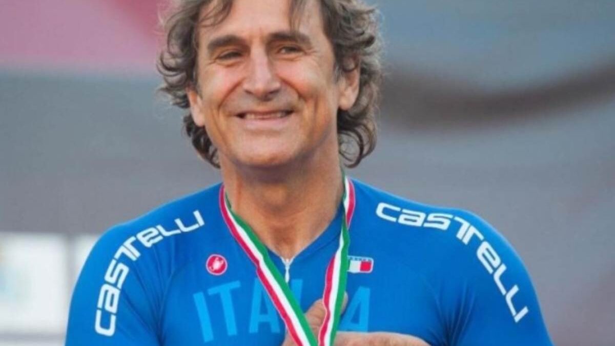 Alex Zanardi è morto a 59 anni: la vita privata e la carriera. Addio al campione paralimpico, che fu anche conduttore
