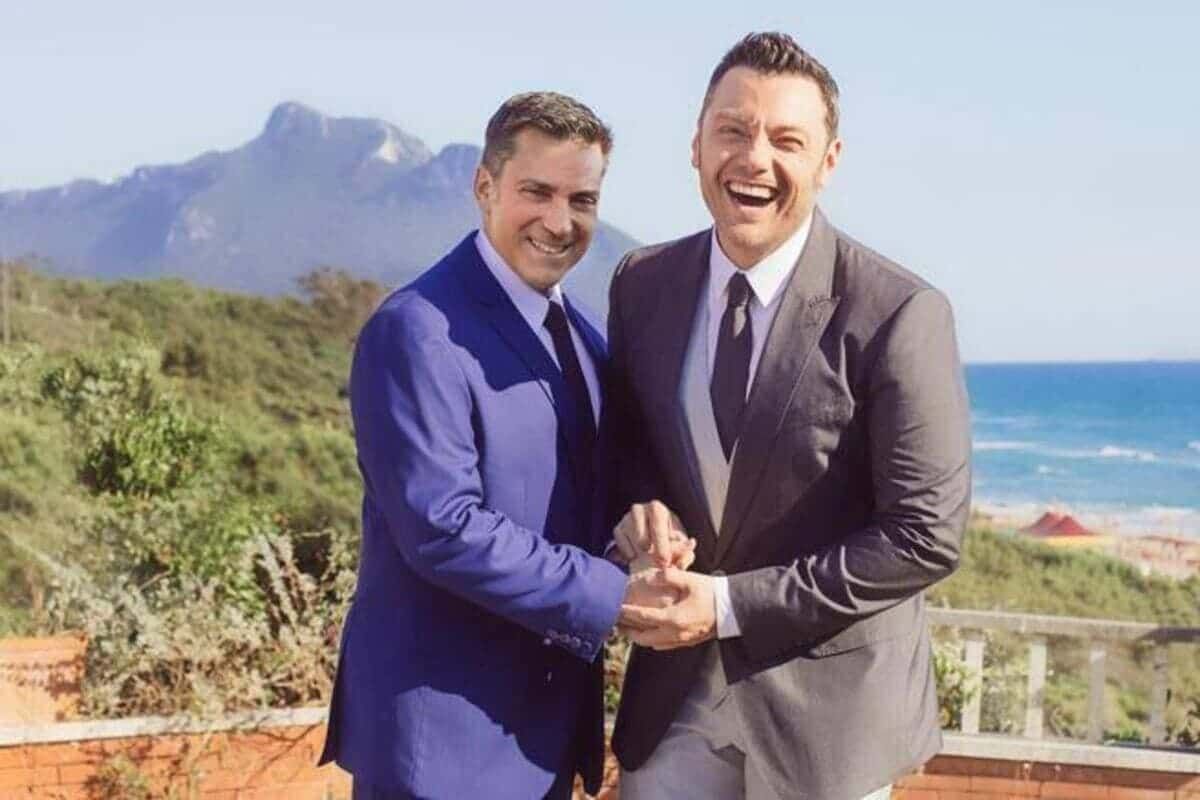 Tiziano Ferro con il marito, Victor Allen. La coppia si era sposata nel luglio 2019 e, nel febbraio 2022, aveva avuto due bambini. Si sono separati nel 2023