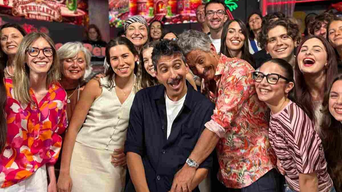 Fiorello: “Domani torna Amadeus in Rai”. E su Sanremo 2027 scherza: “De Martino ha già 47 ospiti, manca solo Godzilla”