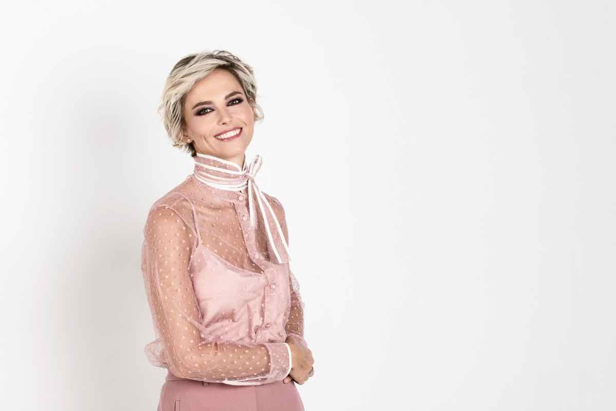 Francesca Fialdini in esclusiva a TvBlog: “Saper ascoltare è rivoluzionario. Io a Domenica In? Solo voci, Mara Venier è un patrimonio della televisione”