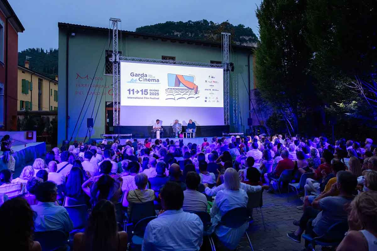 Garda Cinema Festival 2026: dal 9 al 14 giugno sul Lago di Garda. Isabella Ferrari apre, Massimiliano Gallo debutta alla regia. Il programma completo