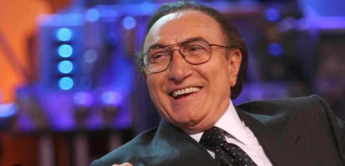 Pippo Baudo, i viaggi all’estero e le cene con i “nuovi talenti” del piccolo schermo: alla scoperta del mecenatismo televisivo