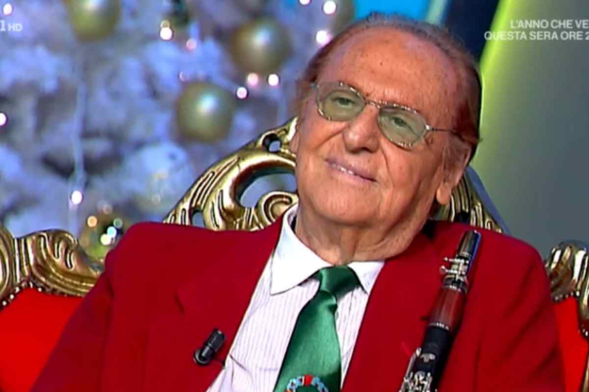 Primo piano di Renzo Arbore durante un programma Rai