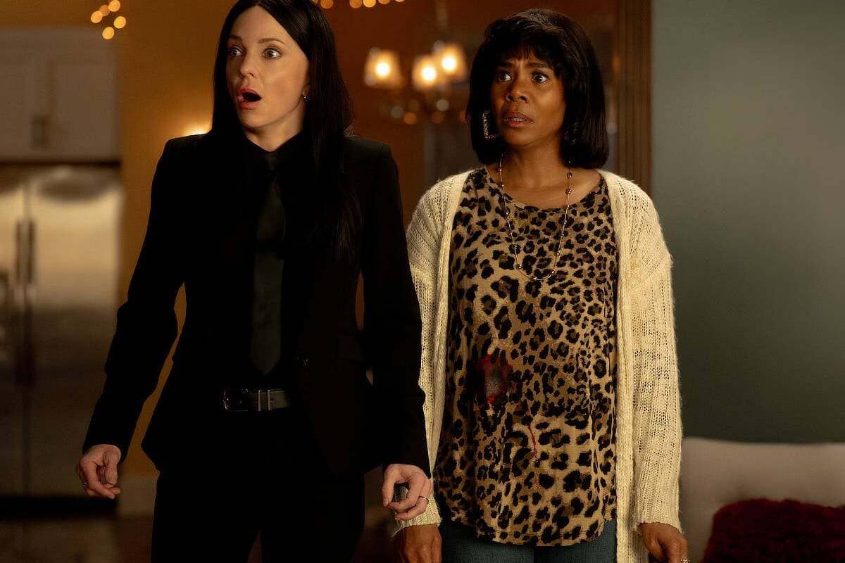 Il duo Cindy e Brenda durante una scena del franchise, con gag fisiche e dialoghi memorabili