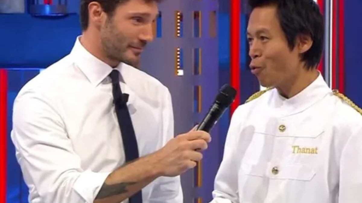 Ansia ad Affari Tuoi, il commovente addio di Thanat fa tremare i fan: “Lascio questo teatro per sempre”