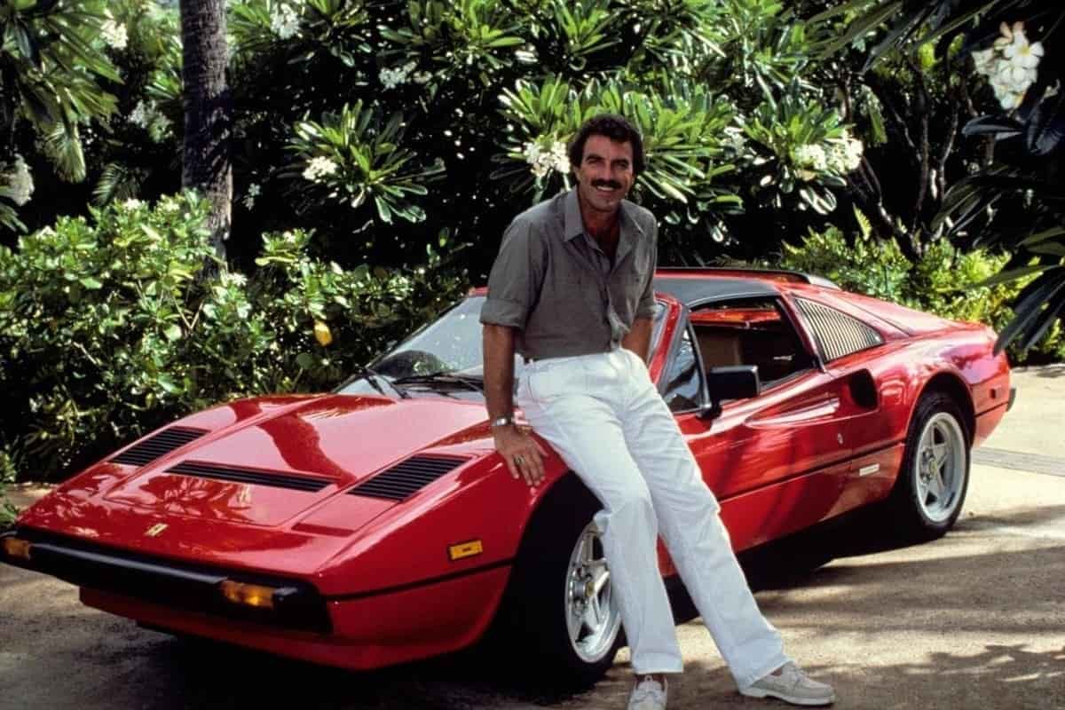 Tom Selleck, Magnum PI, seduto sul cofano della sua Ferrari