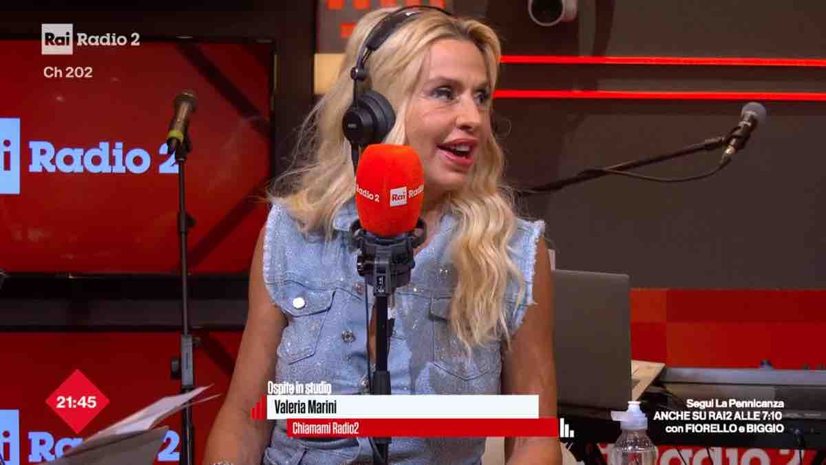 Valeria Marini a Chiamami Radio2: “Tornare al GF era nei miei piani, vi spiego cos’è successo con le mele”